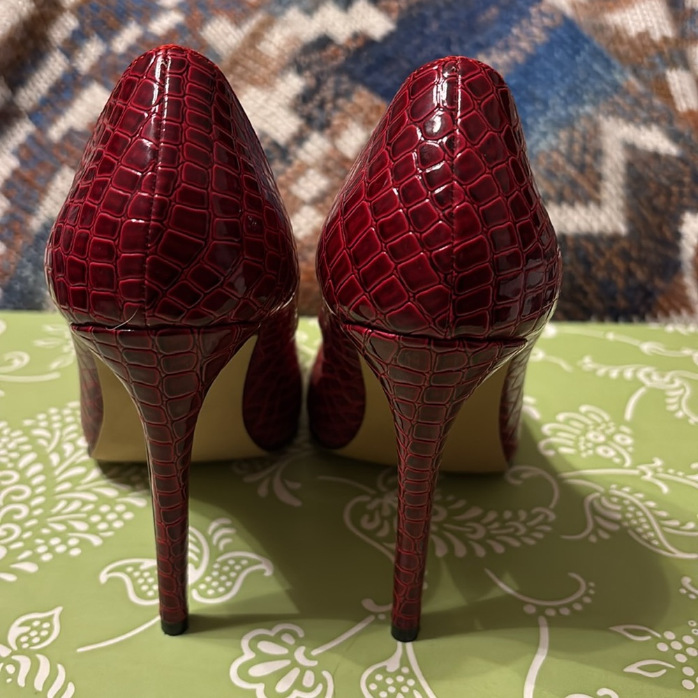 Red high heels. - Picture 4 of 5